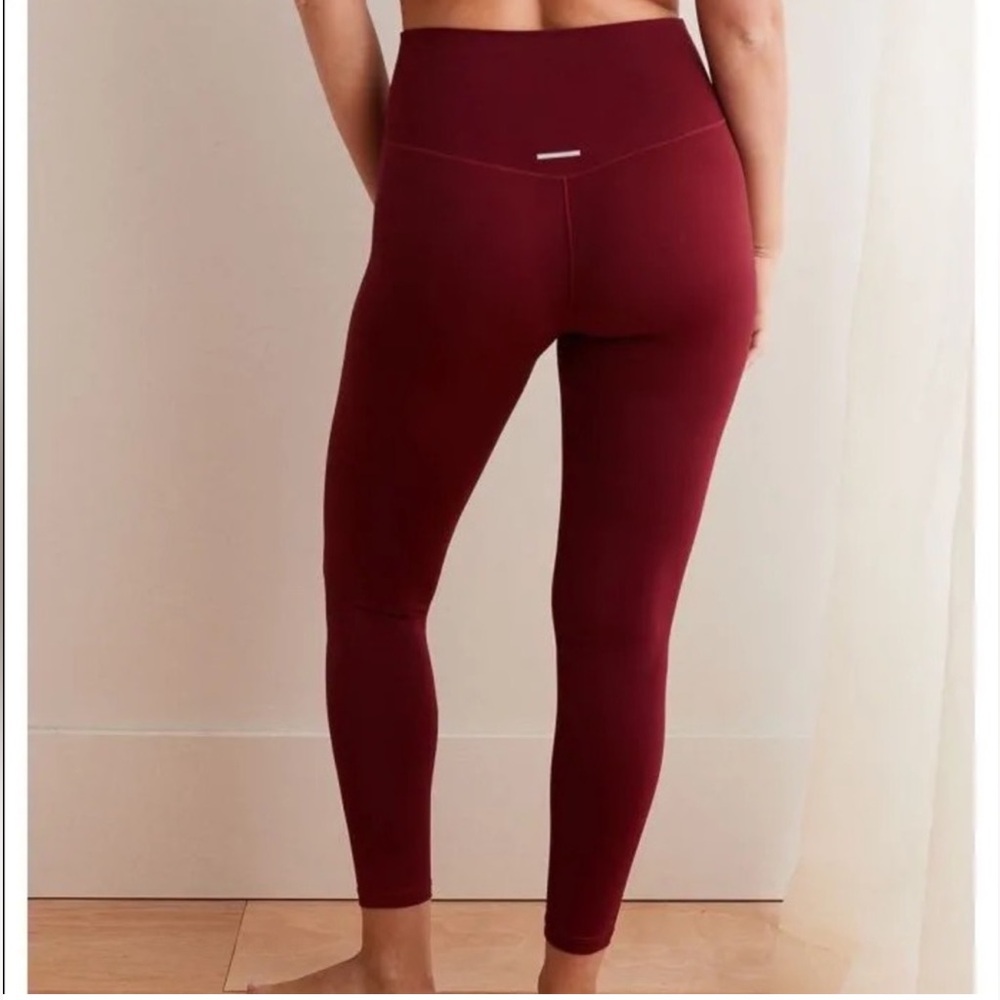 AERIE PLAY REAL ME HIGH WAISTED 7/8 LEGGING
Size:Small Color:Burgendy/Black.